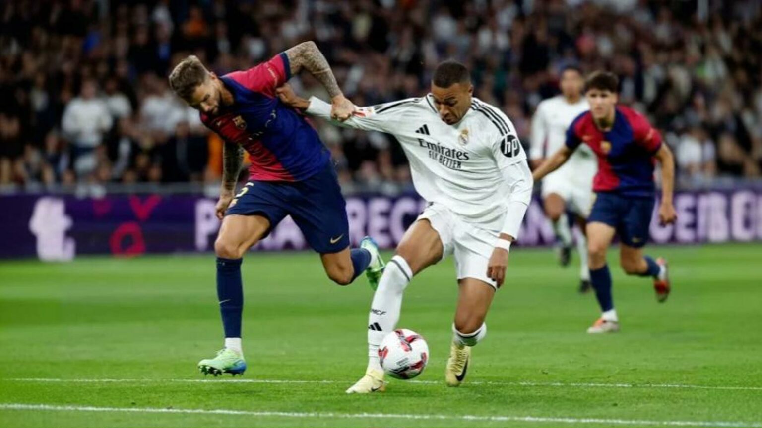 صراع نجوم برشلونة وريال مدريد