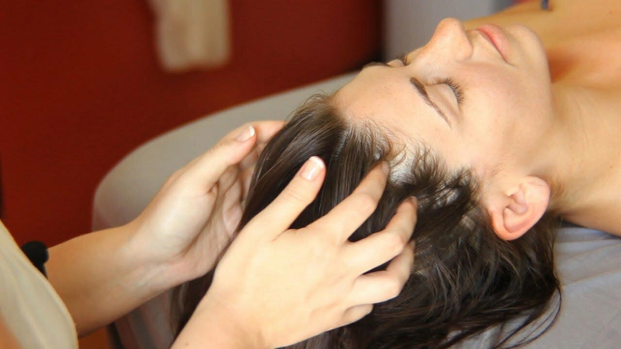 تدليك فروة الرأس لتحفيز النمو