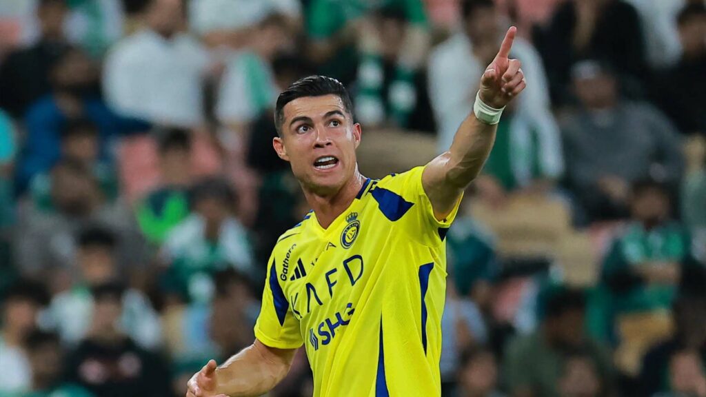 كريستيانو رونالدو.. من الفقر إلى أول ملياردير في كرة القدم كريستيانو رونالدو في مبارة بالدوري السعودي