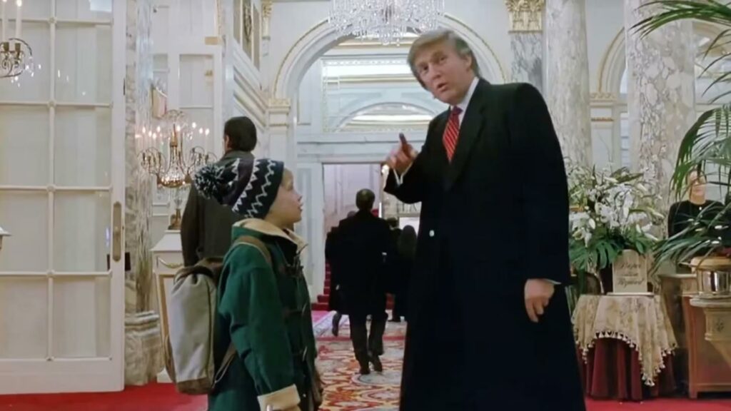 مخرج “Home Alone 2” يتمنى حذف مشهد ترامب: “كان عبئًا ثقيلاً” ظهور ترامب في Home Alone 2