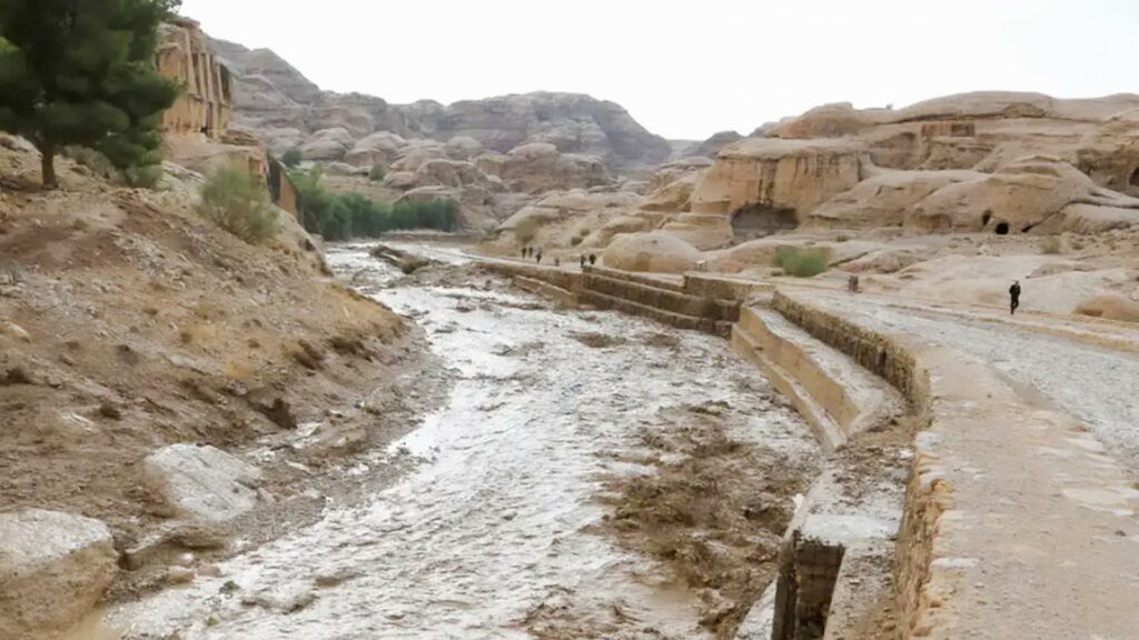 إجلاء سياح البتراء