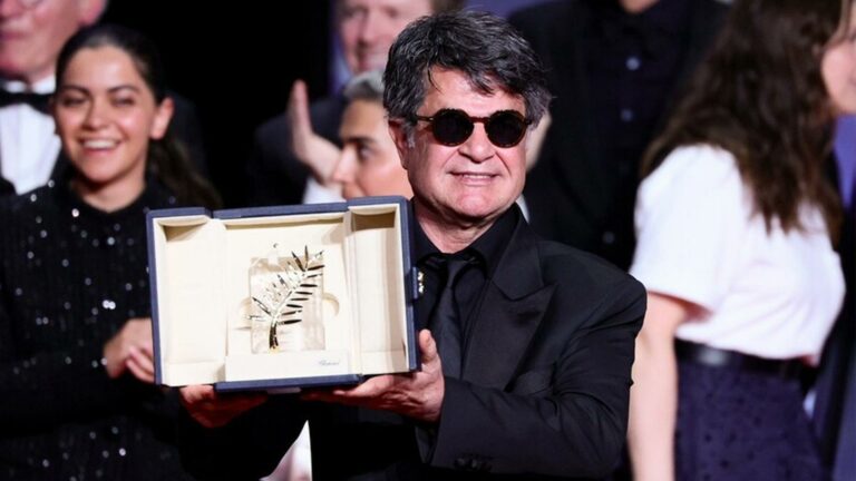 المخرج الإيراني جعفر بناهي يحمل جائزة السعفة الذهبية في مهرجان كان السينمائي الدولي عن فيلمه "مجرد حادث".