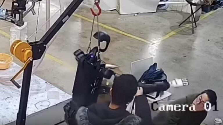 روبوت يخرج عن السيطرة