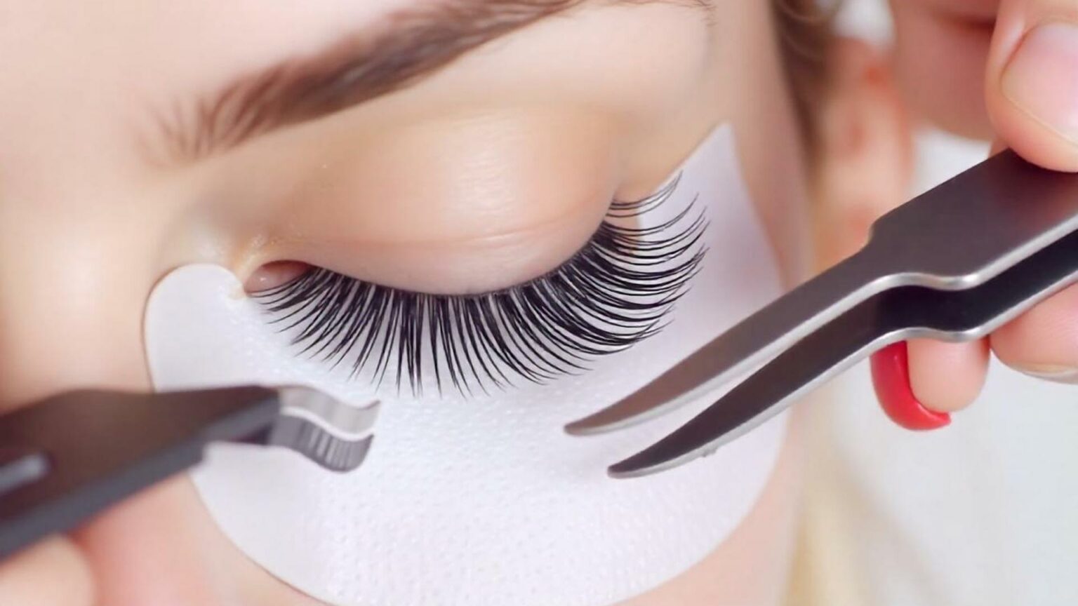 تركيب الرموش الاصطناعية