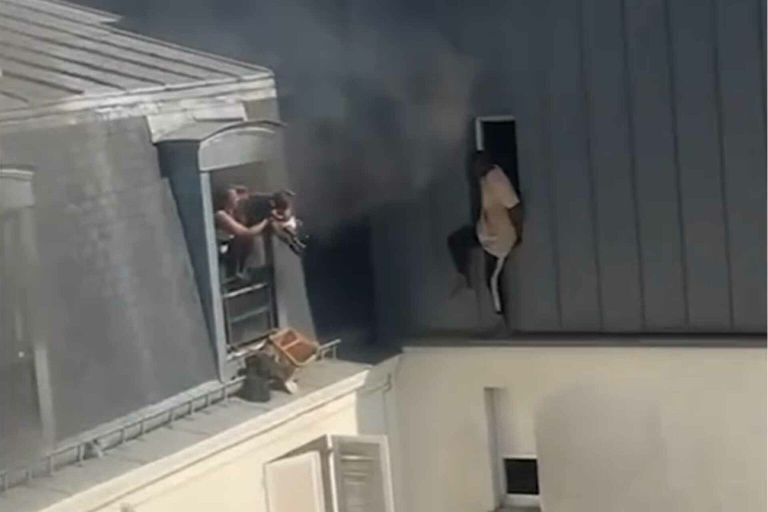 حارس ينقذ أطفالاً من حريق