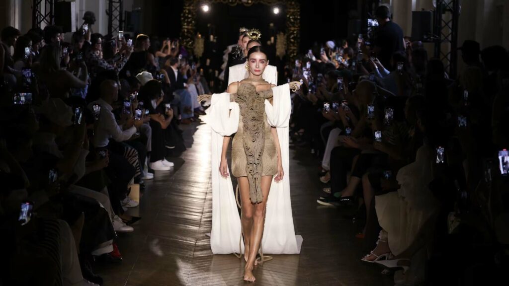 النجمات العربيات تتألق في أسبوع هوت كوتور بباريس 2025 أناقة النجمات العربيات