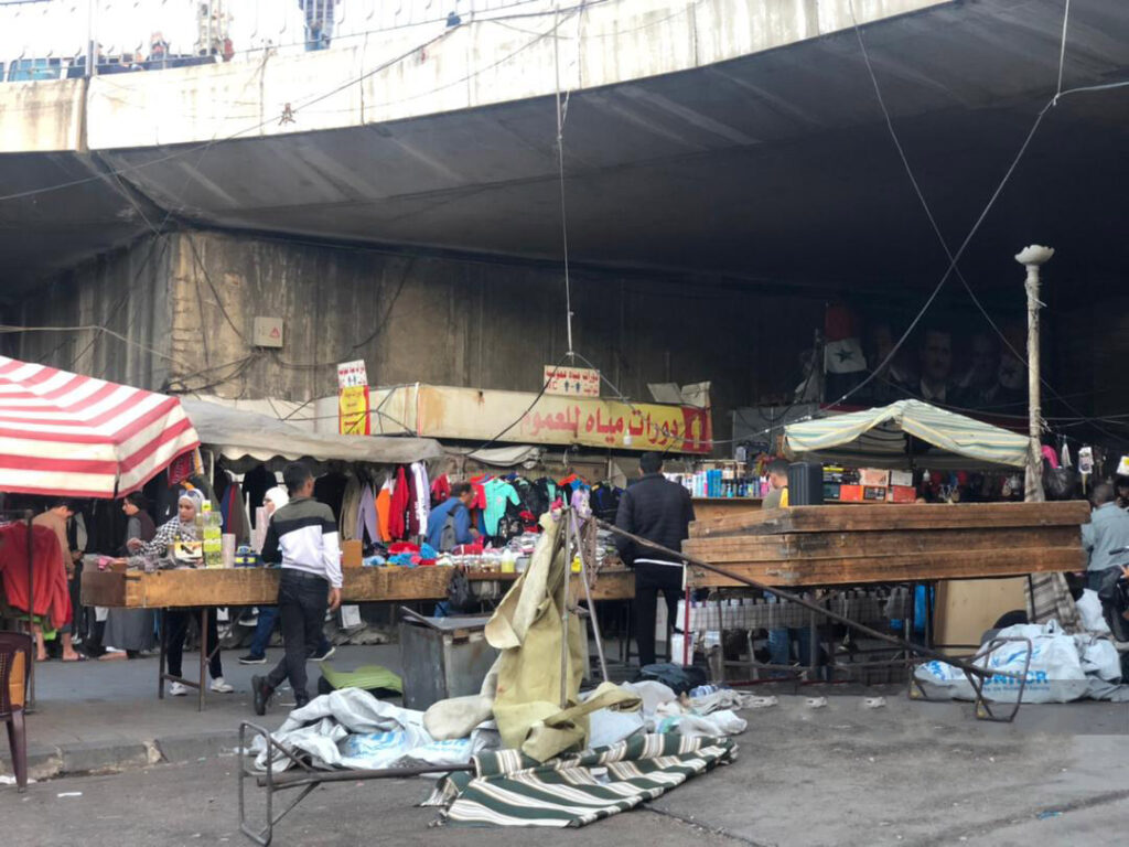 باعة جائلون في جسر الرئيس