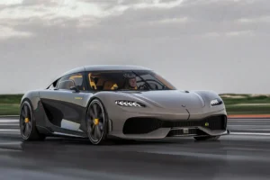 صورة سيارة Koenigsegg Gemera 2025 الفضية الخارقة بقوة 2300 حصان