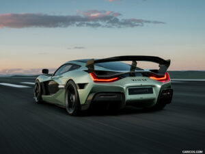 سيارة Rimac Nevera R الكهربائية الزرقاء 2025 أثناء القيادة على حلبة سباق