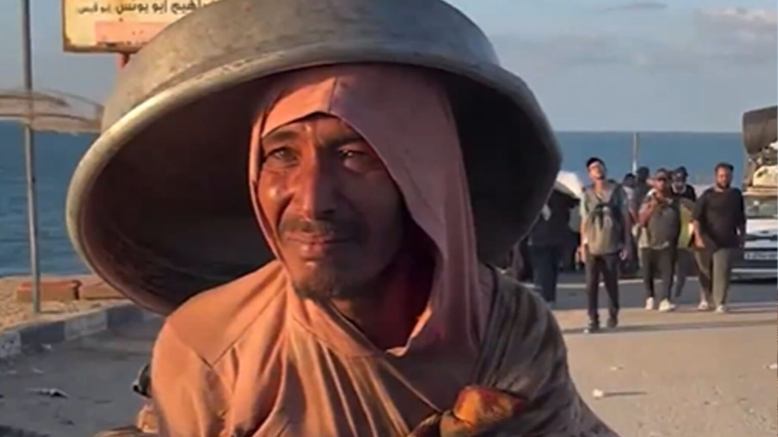 رجل من غزة يصرخ بحرقة على ما فقدوه