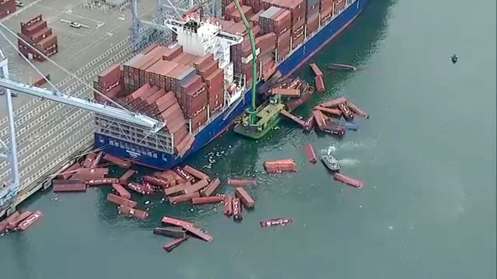 سقوط الحاويات في ميناء لونغ بيتش