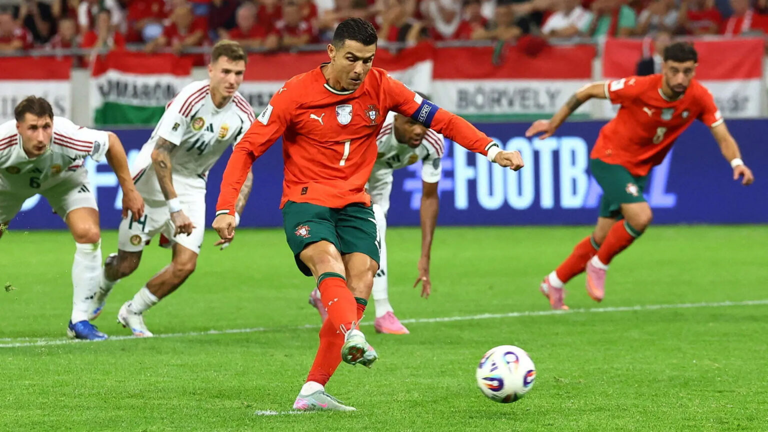 كريستيانو رونالدو: كيف أصبح الهداف التاريخي لتصفيات المونديال؟ كريستيانو رونالدو وهو يسجل ركلة الجزاء