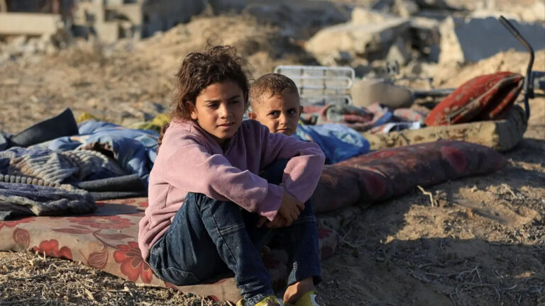 أطفال نازحون من شمال غزة يفترشون الأرض في وسط قطاع غزة