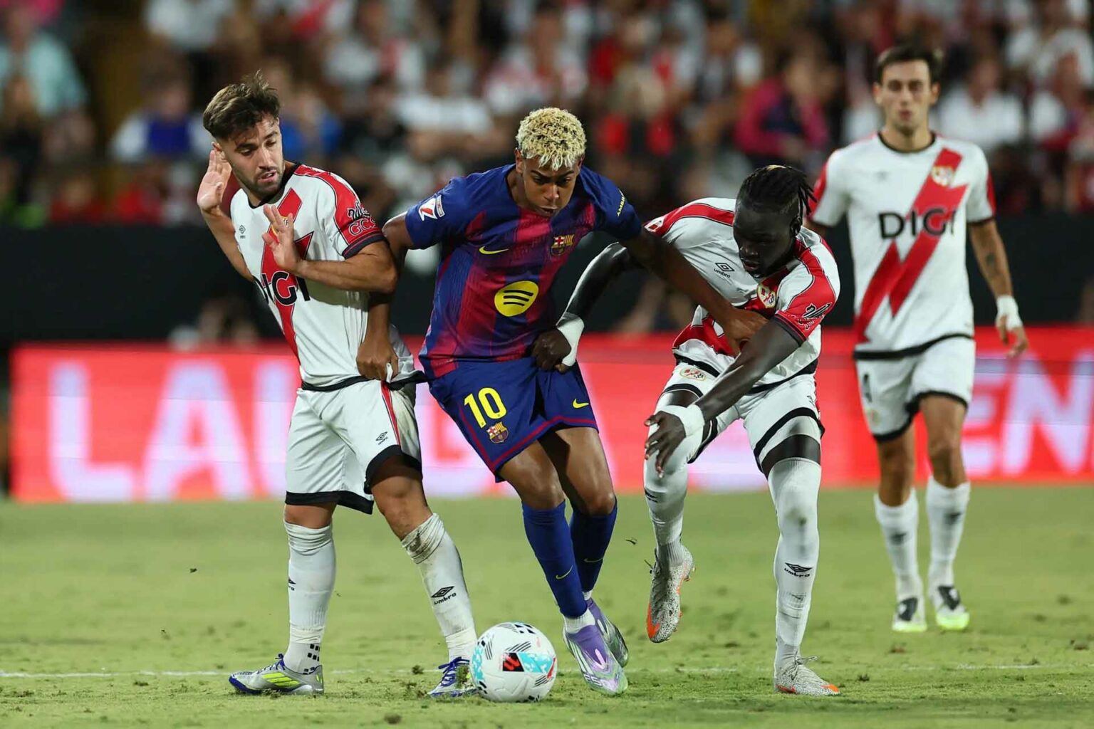 لامين يامال خلال المباراة التي تعادل فيها برشلونة مع مضيفه رايو