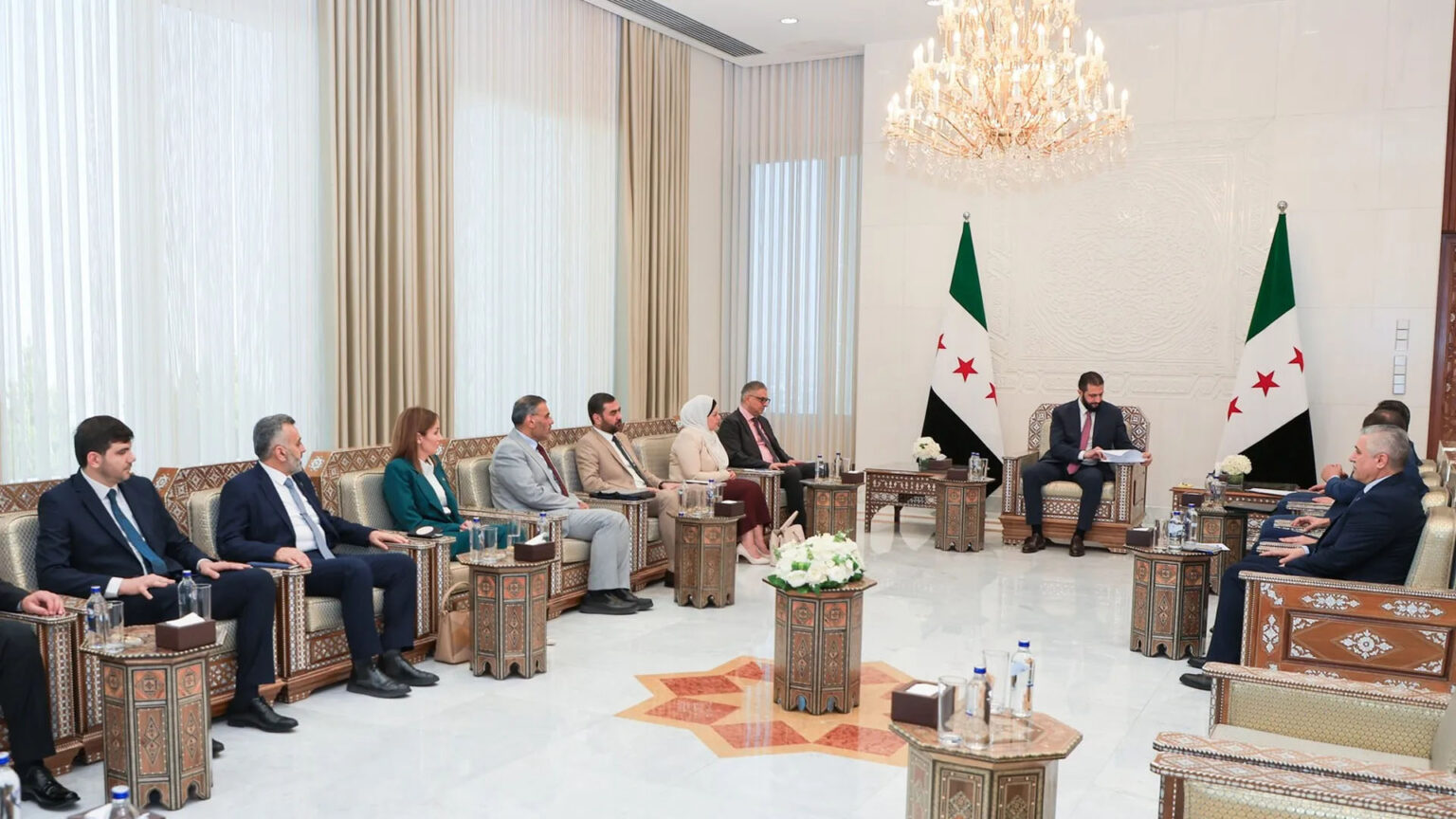 الرئيس السوري أحمد الشرع يتسلّم النسخة النهائية من النظام الانتخابي المؤقت لمجلس الشعب