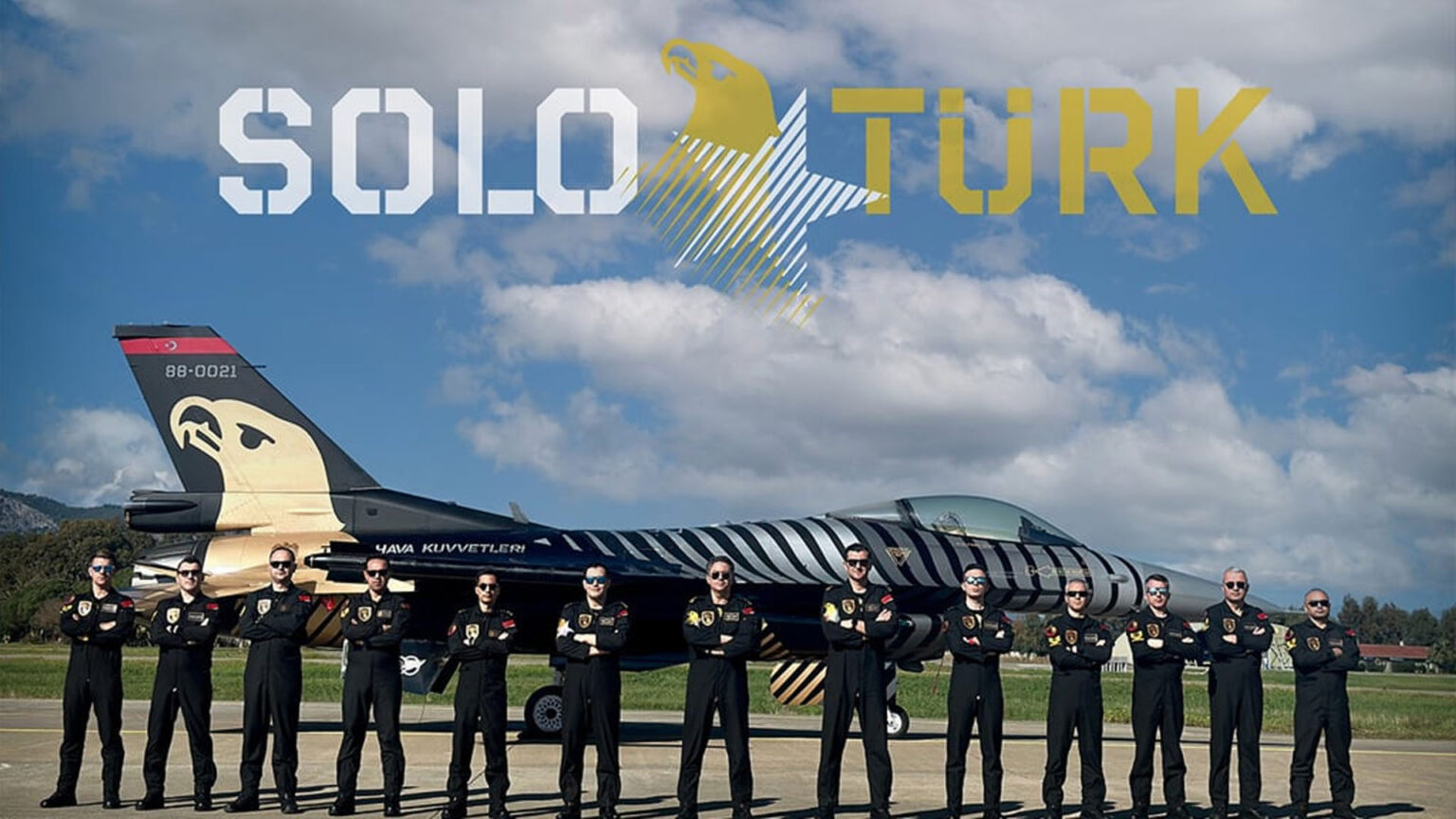 فريق النجوم الأتراك للطيران البهلواني يقدم عرضًا جويًا في مهرجان تكنوفست إسطنبول 2025