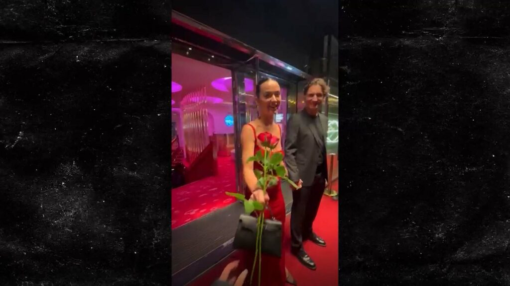 المغنية الأميركية كايتي بيري ورئيس الوزراء الكندي السابق جاستن ترودو في باريس