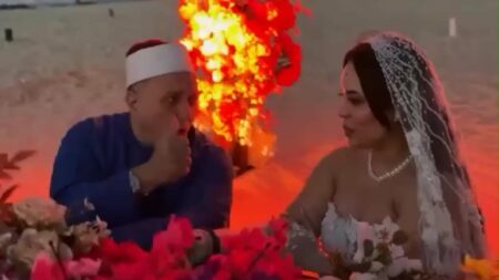 مأذون مصري يشعل الجدل بعد عقد قران بطابع فكاهي