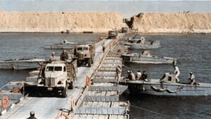 حدث في مثل هذا اليوم 6 أكتوبر: صورة أرشيفية لعبور الجنود المصريين قناة السويس في عام 1973