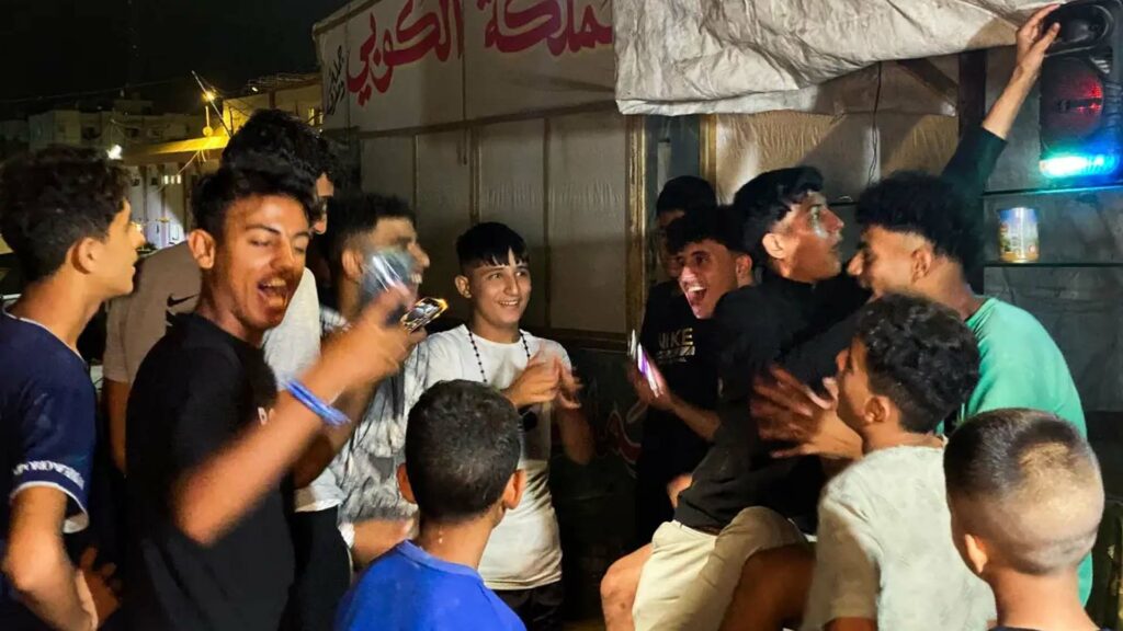 غزيون يحتفلون باتفاق وقف النار في جنوب القطاع