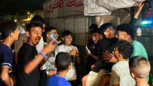 غزيون يحتفلون باتفاق وقف النار في جنوب القطاع