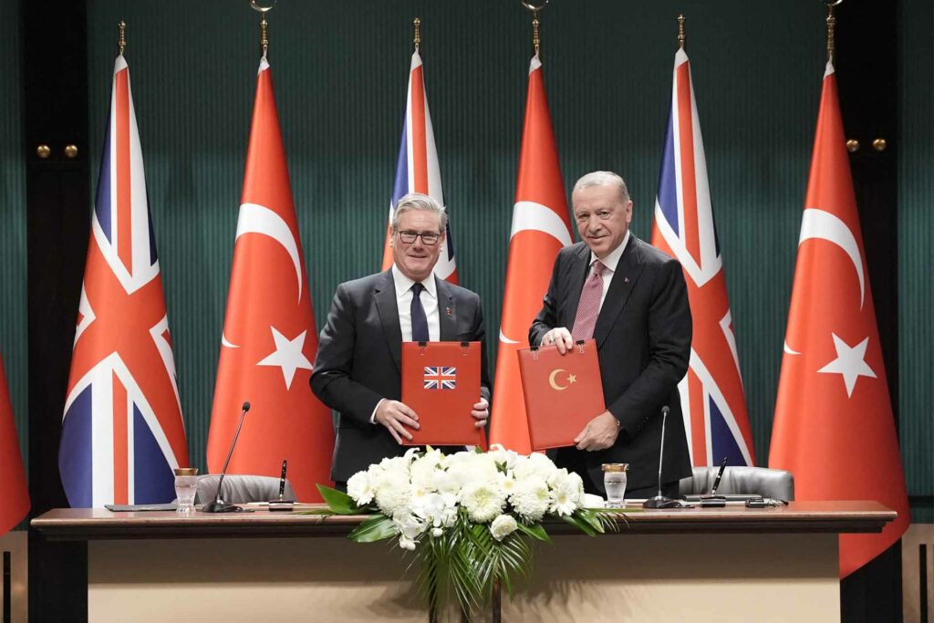 كير ستارمر (يسار) وأردوغان يلتقطان صورة بعد توقيع اتفاقية لبيع 20 مقاتلة "يوروفايتر" إلى أنقرة