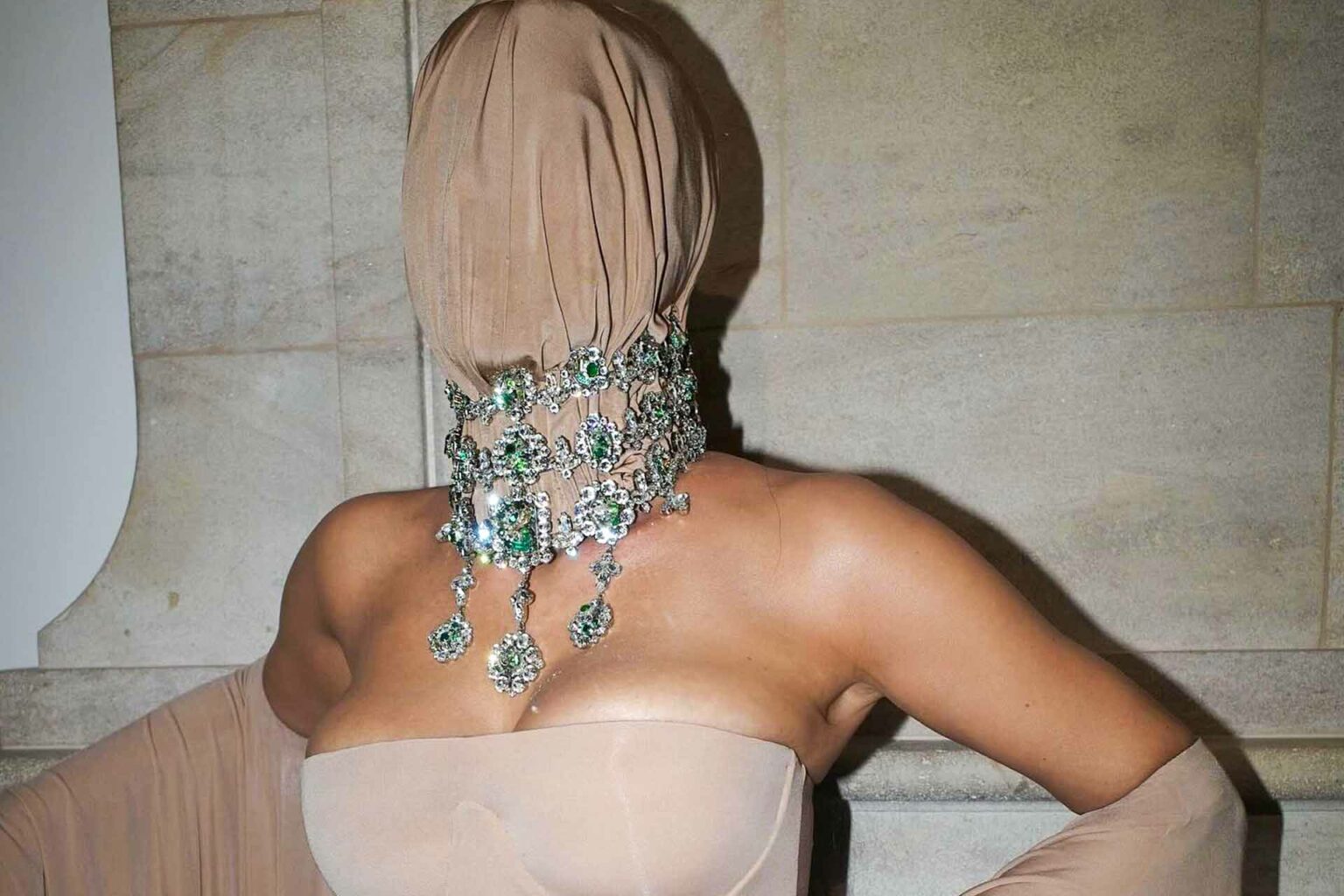 كيم كارداشيان تغطي وجهها