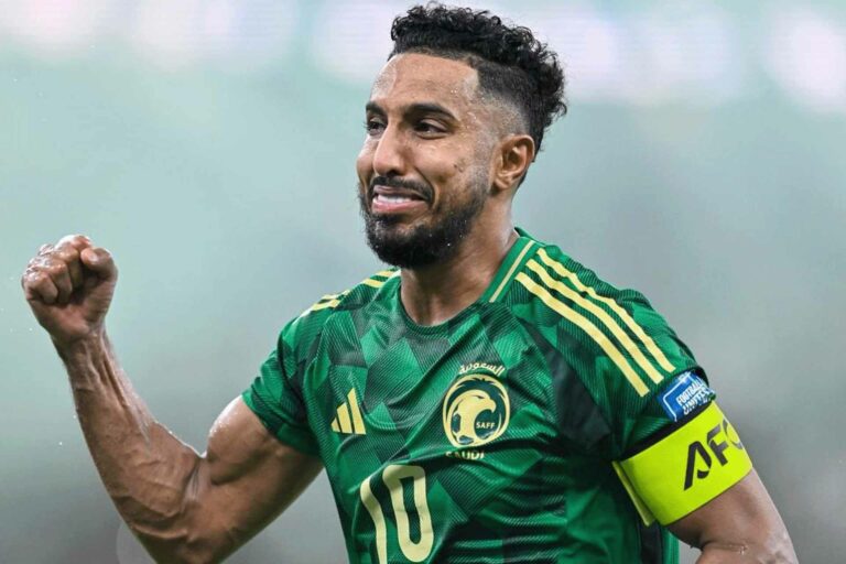 سالم الدوسري قائد الأخضر يبكي من السعادة بعد تأهل المنتخب السعودي لكأس العالم 2026 (المنتخب السعودي)