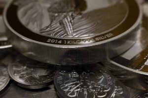 الفضة تواصل صعودها التاريخي وتتجاوز 51 دولارًا للأونصة