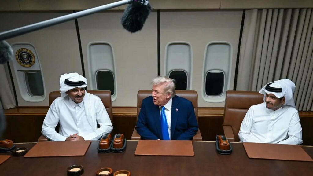 ترامب يلتقي أمير قطر على متن طائرته الرئاسية ترامب يلتقي أمير قطر على متن طائرته الرئاسية