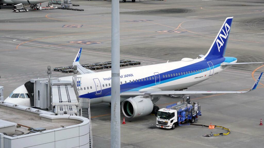 أزمة إيرباص: إلغاءات وتأخيرات بعد استدعاء 6,000 طائرة A320 بسبب خلل برمجي طائرات إيرباص A320 متوقفة على المدرج بعد استدعاء 6,000 طائرة بسبب خلل برمجي عالمي.