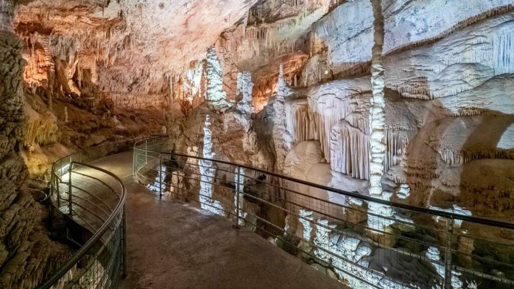 "مغارة جعيتا" في لبنان