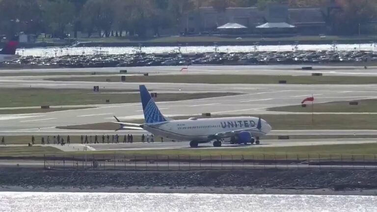 تهديد قنبلة في مطار أميركي رونالد ريغان