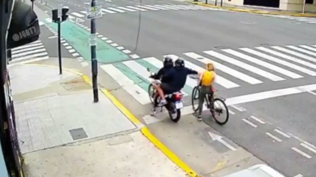 سائحة روسية تسقط لصًا