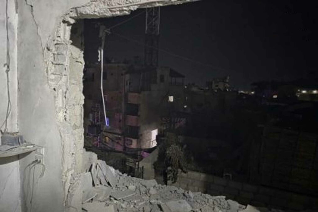 آثار الدمار نتيجة الانفجار الذي وقع في حي المزة بدمشق