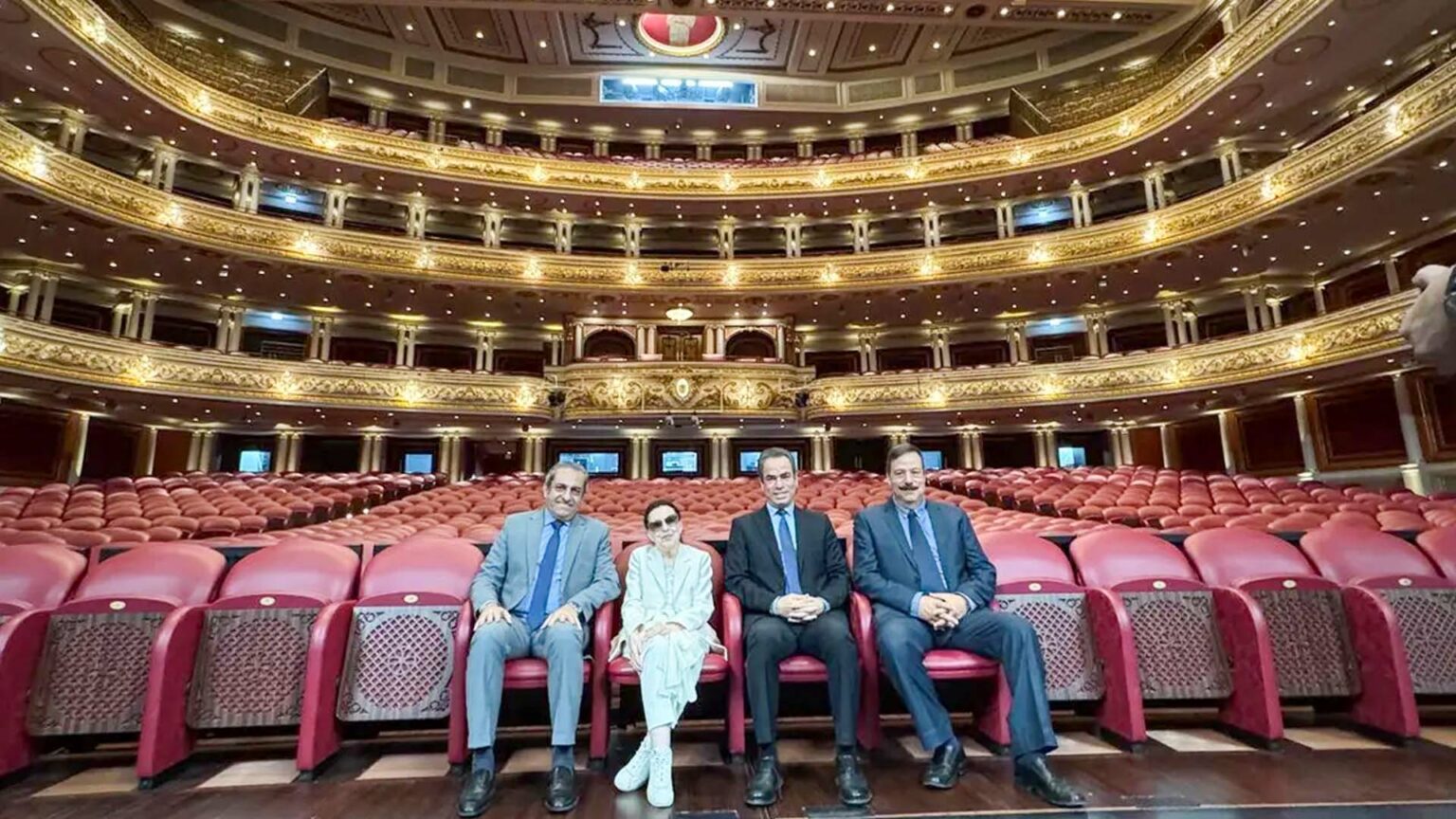 نجاة الصغيرة تعود للأضواء مجددًا.. زيارة نادرة تشعل مشاعر الجمهور الفنانة نجاة الصغيرة خلال تفقدها للمسرح الكبير