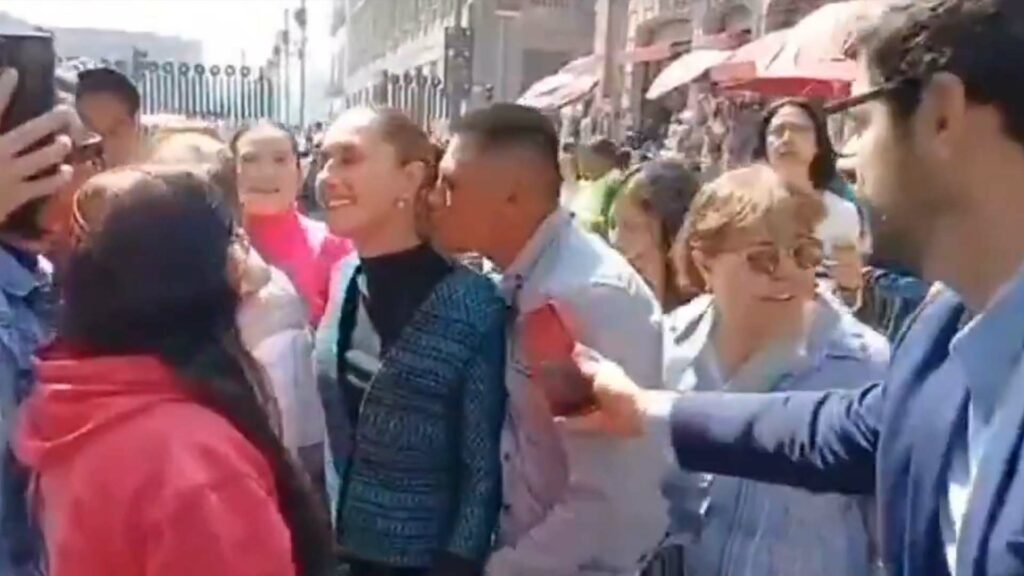 لحظة تعرض رئيسة المكسيك لموقف محرج.. رجل يقبلها ويلمس جسدها
