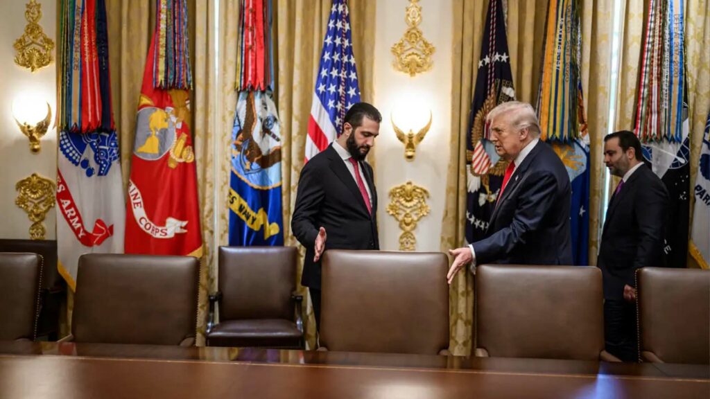 هل يزور ترامب دمشق قريبًا؟ قراءة شاملة في خلفيات التقارب الأميركي-السوري ترامب والشرع في البيت الأبيض