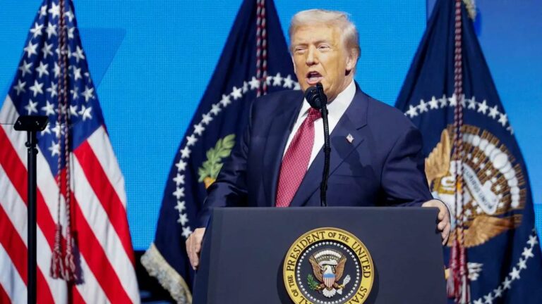 الرئيس الأميركي دونالد ترامب في منتدى الأعمال الأميركي بمدينة ميامي