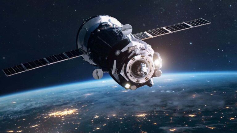 السعودية تطلق قمرين اصطناعيين