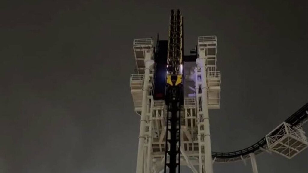 تكساس.. لحظات رعب على ارتفاع شاهق بعد توقف أفعوانية بزاوية عمودية