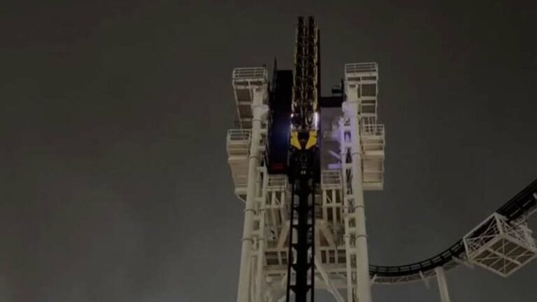 تكساس.. لحظات رعب على ارتفاع شاهق بعد توقف أفعوانية بزاوية عمودية