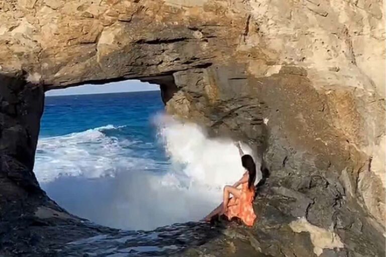 سائحة تنجو من موجة البحر في مصر