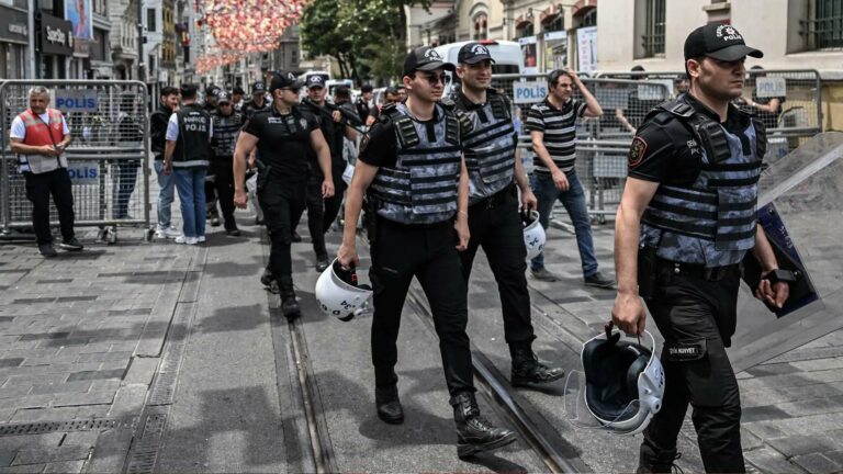 عناصر من الشرطة التركية