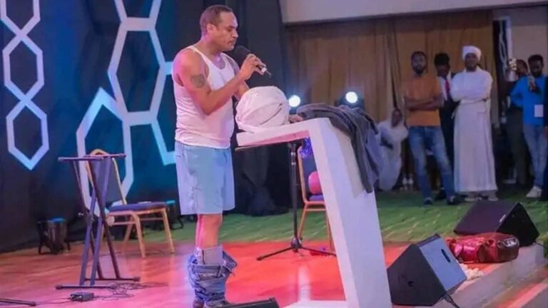 فنان سوداني يتعرى