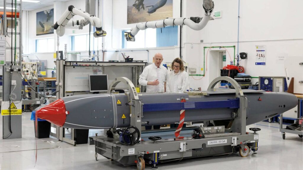 صاروخ من طراز "ستورم شادو" في مصنع إنتاج في إنجلترا