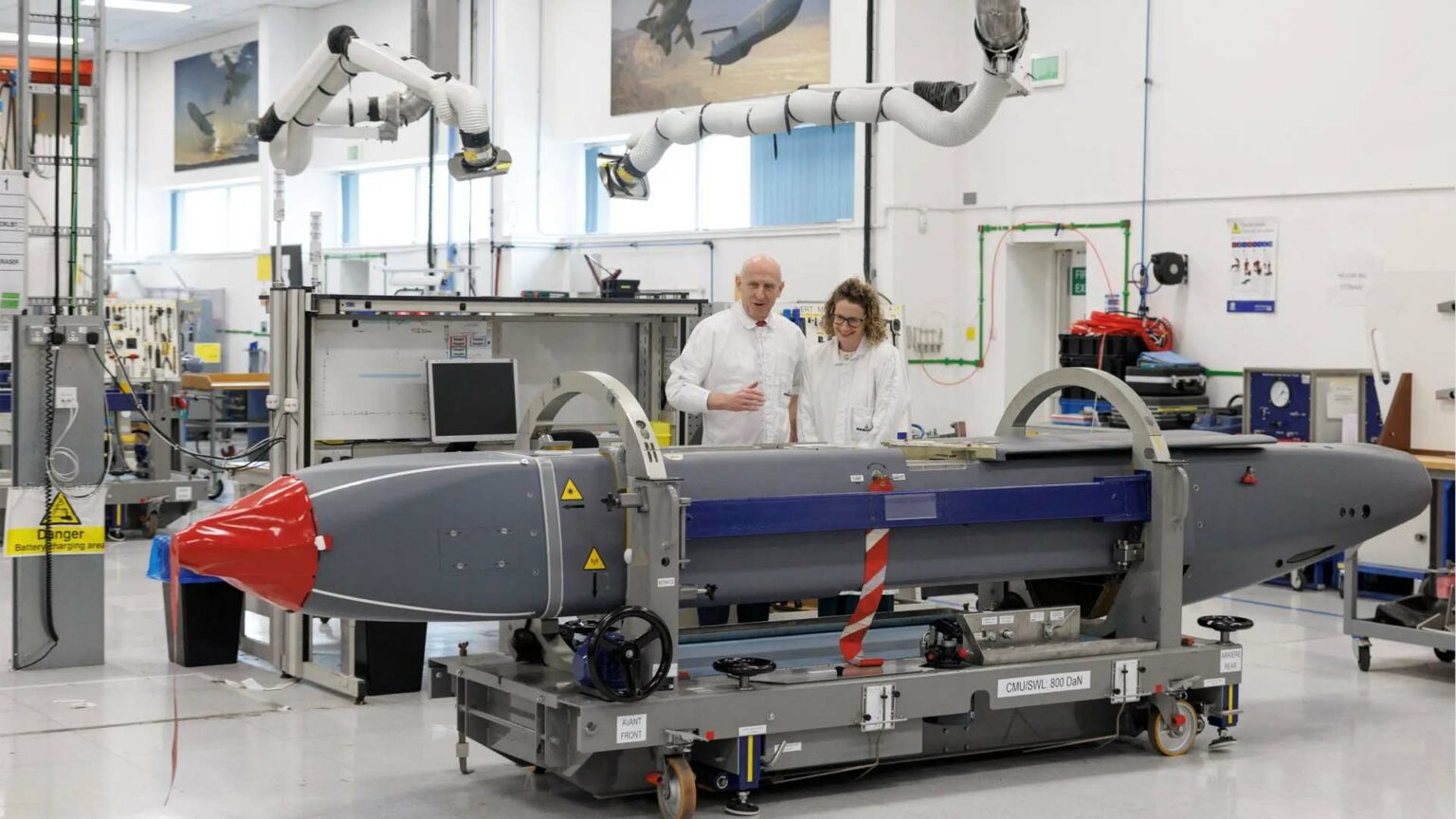 صاروخ من طراز "ستورم شادو" في مصنع إنتاج في إنجلترا