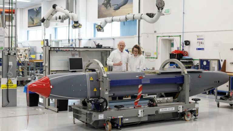 صاروخ من طراز "ستورم شادو" في مصنع إنتاج في إنجلترا