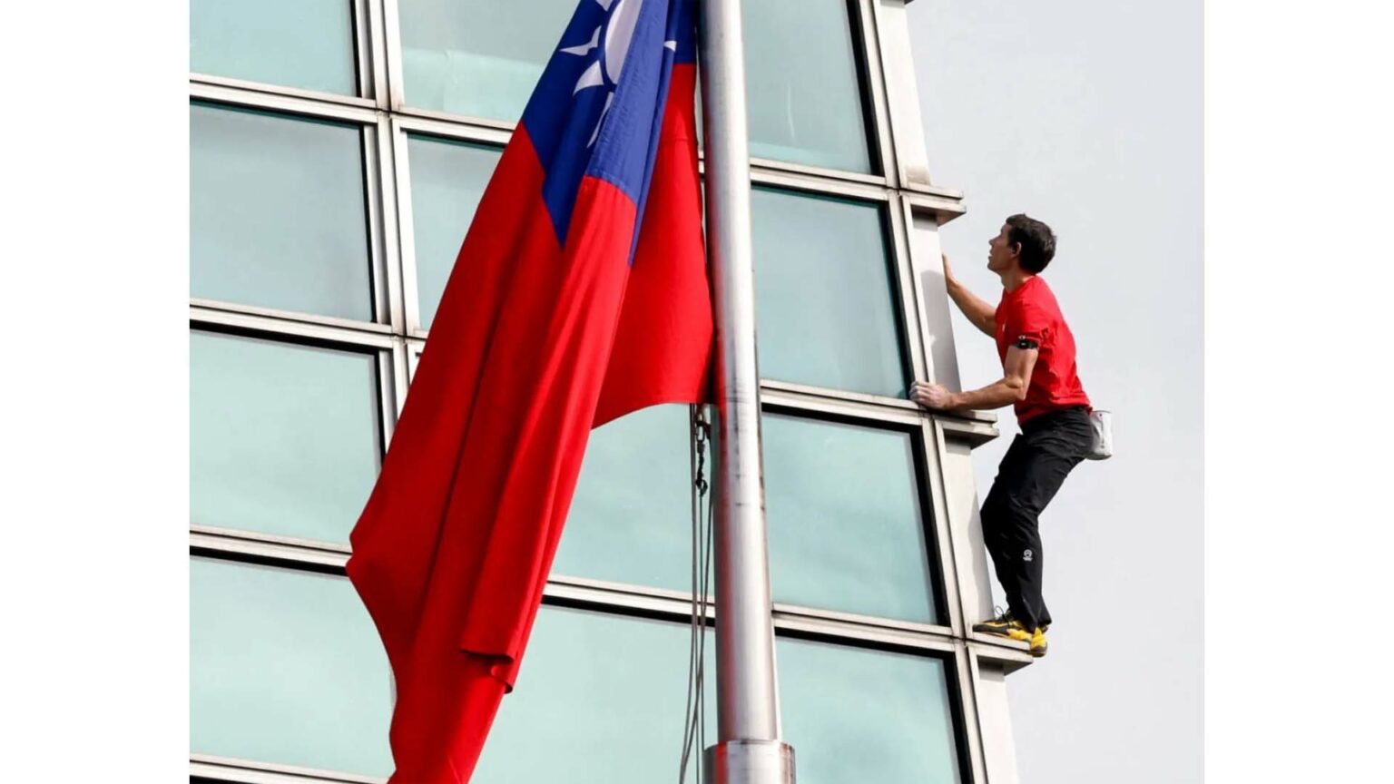 أليكس هونولد ينجح في تسلق برج تايبيه 101 بلا حبال أمان أليكس هونولد وهو يتسلق برج تايبيه 101 بلا حبال أمان