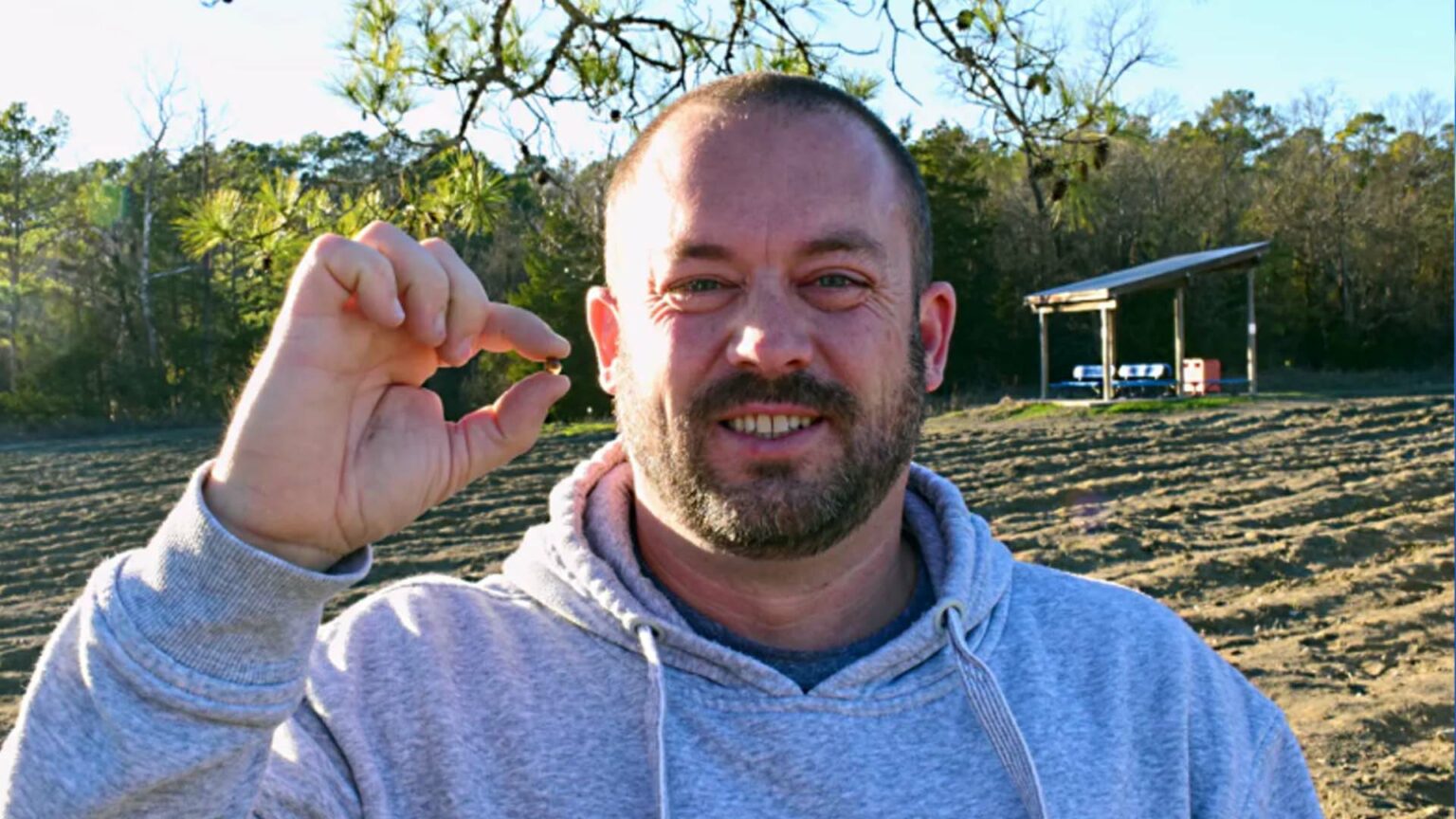 الأمريكي جيمس وارد يحمل الماسة النادرة